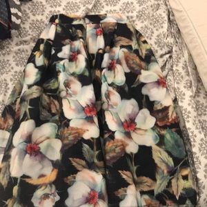 High wasted full skirt Midi